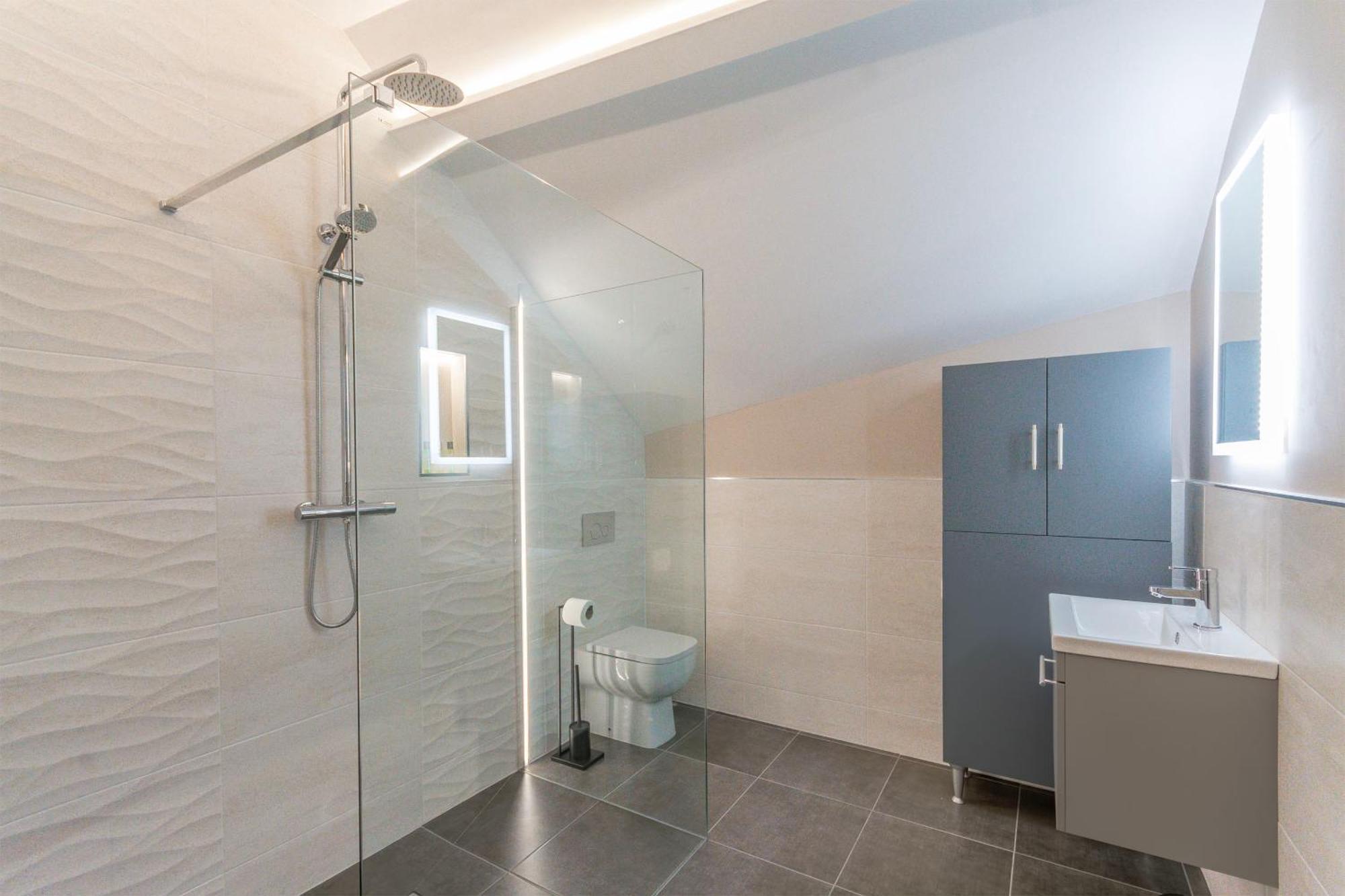The Old School House - Luxury Themed Apartment *